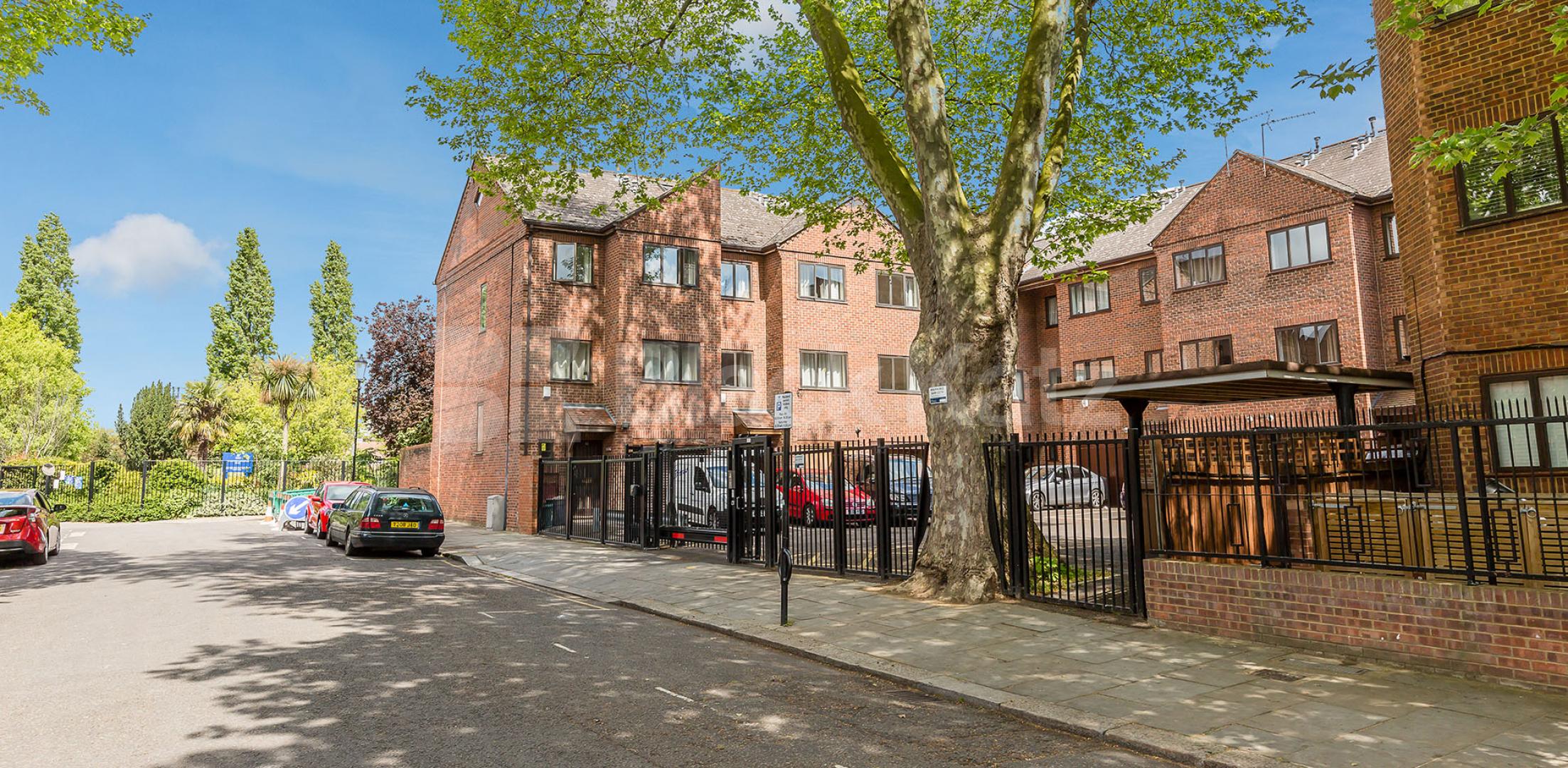 			4 BEDROOMS & 2 BATHROOMS VIDEO VIEWING AVAILABLE!, 4 Bedroom, 1 bath, 1 reception Flat			 St.Helens Gdns, LADBROKE GROVE